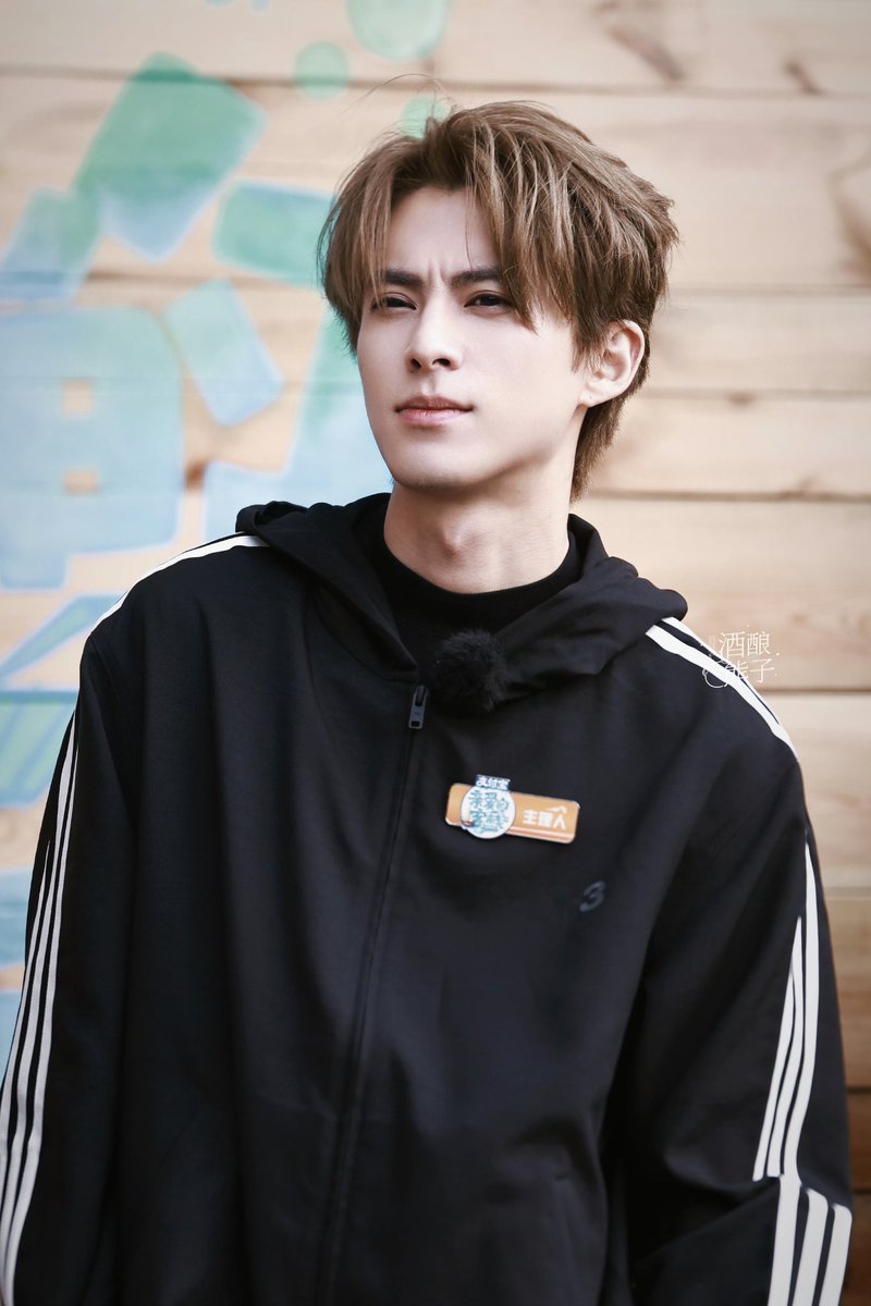 260123 Boss #DylanWang at the guesthouse ribbon-cutting ceremony media preview for #TheInn2026, currently being filmed in Hainan.

©️ 酒酿熊子

#WangHedi