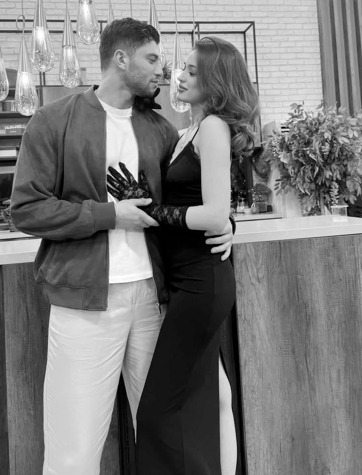 🖇️Ellerimde izlerin
Öyle dur ben izlerim