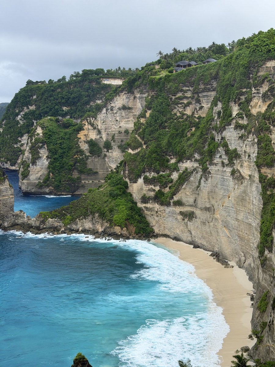 這幾天在峇里島玩 

其實感受蠻複雜的

前天抵達佩妮達島  

沒想到島上的基建比峇里島本島還慘
感覺瞬間就回到4 50年前 

路小條 車多 

因雨季時常下雨的關係所以到處都是坑 

我騎了兩個小時的山路只為了親眼看到美景 

真是身心俱疲

不常騎車的人還是乖乖包車吧

在這裡騎車一個注意力不集中