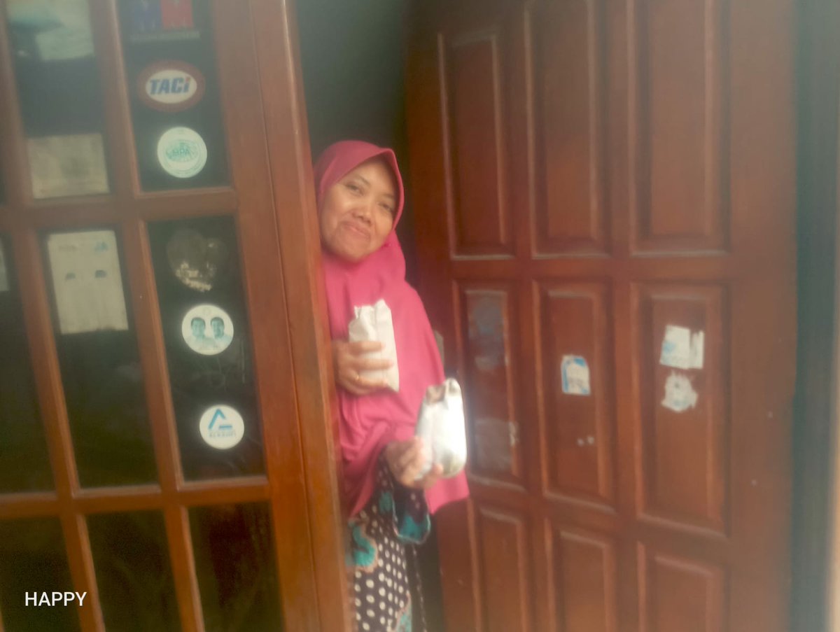 Pembagian nasi bungkus untuk korban banjir di Perumahan Villa Mutiara Jaya Desa Wanajaya Kecamatan Cibitung oleh #relawanpks <a href="/PKSBekasi/">PKS Kabupaten Bekasi</a>