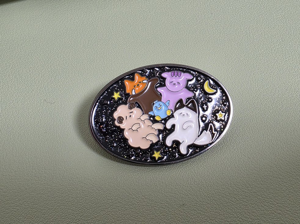 사인클 1주년 굿즈 캐릭터 뱃지 판매합니다. (6,000원)
껍데기 없어요. 어디갔지.. 벅벅..  한 번 쓰고 보관해뒀습니다.
아무렇게나 연락 주세요.