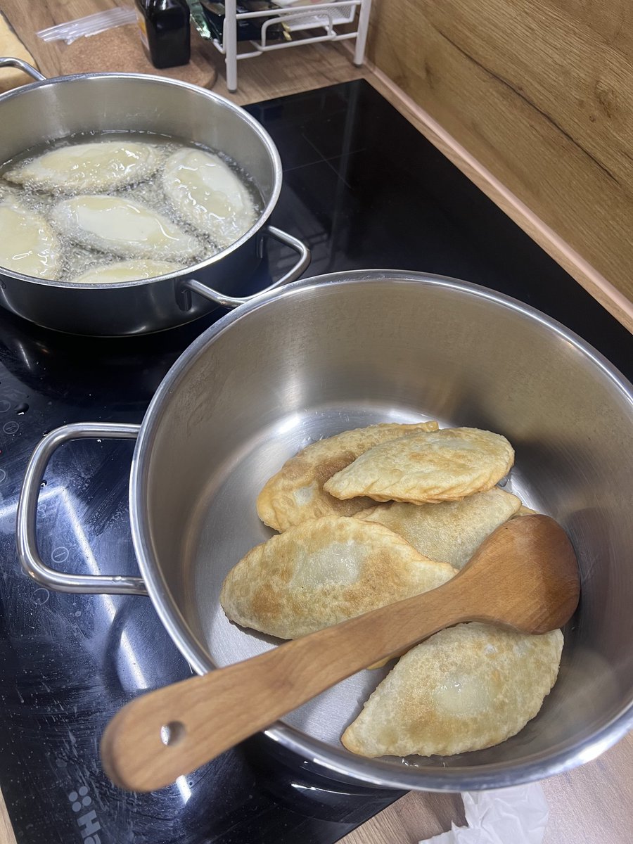 Ээж хуушуур хайрч , дайлна гэнээ.