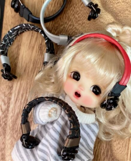 crobidoll's tweet photo. Headphones OB11 - floating embossed details, adding a cool, modern touch to any OB11 look. Available in platinum, brown, and embossed.
#crobidoll #bjddoll #bjdcommunity #bjdcollector #bjdoutfit #bjdfashion #dollstyle #bjdstyle #Bjd #accesories https://t.co/kMMRkh3Ebt