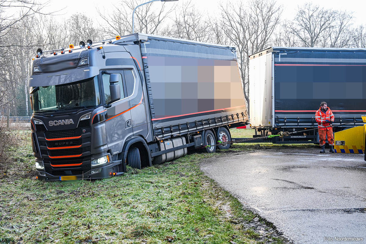 Vrachtwagens in berm door gladheid in Klazienaveen-Noord