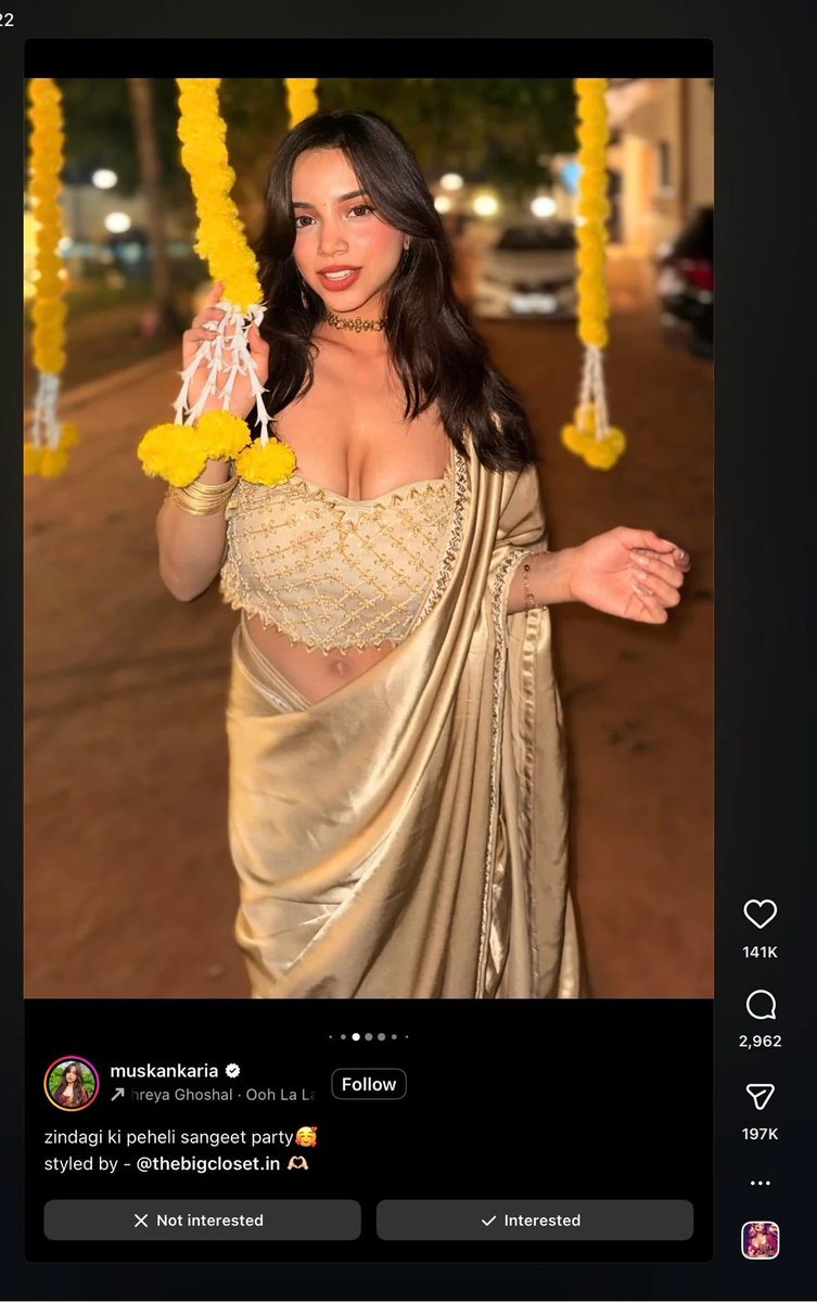 vedikabaisa's tweet image. Bro wtf is this saree 😭