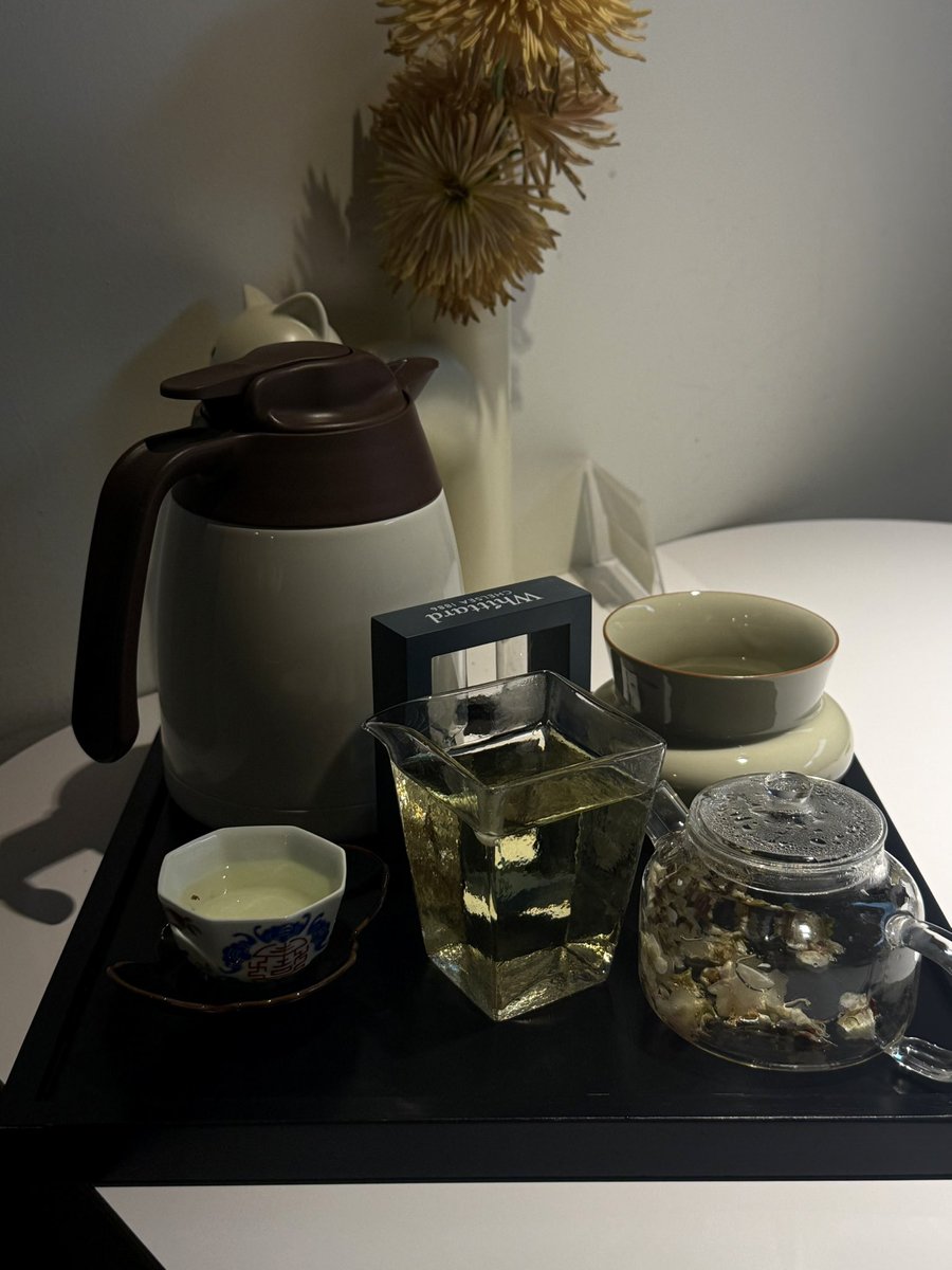 wavequai's tweet image. 🫖부산, 스미다 티하우스

골목 깊은 곳에 있는 주택을 개조한 찻집! 덕분에 정겨운 느낌이 확...🍵 대용차인 ‘설중매’를 시켰는데 체리, 앵두향이 확 느껴졌다! 방문 기간에 토산요 전시 중이라 궁금했던 다구를 직접 만져볼 수 있어서 더 좋았던 찻집••• 다음에는 꼭 티코스로 예약해야지.ᐟ