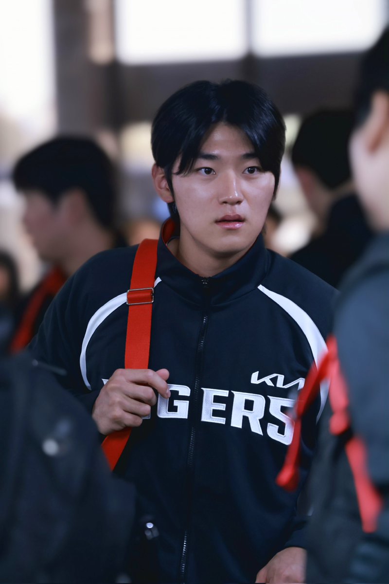 kiadodo05's tweet photo. 260123 기아 스캠 출국 김도영🐯🍀 https://t.co/zlMGOYn0x1