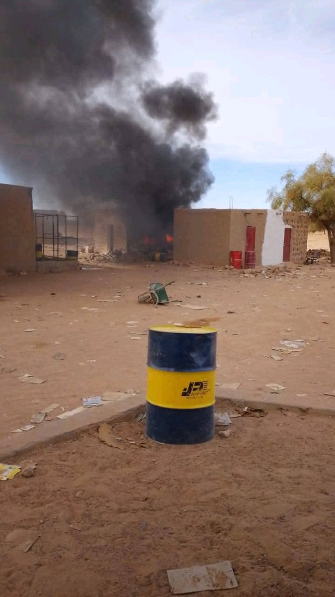 🇲🇱 L'armée de l'air malienne a lancé une attaque contre la localité d'In-Tebezas, dans la région de Kidal

Deux véhicules transportant du carburant, utilisé pour alimenter en électricité le village et les véhicules des militants, ont été détruits.

Une série de frappes contre la