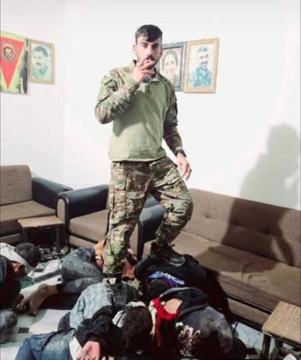 عصابات PKK لا تزال تعتقل العرب في القامشلي والحسكة وتقوم بإذلالهم ومن ثم قتلهم لإحداث تغيير ديمغرافي 
هذه صورة احد عناصر التنظيم الارهـابي
وهو يقوم بالدعس على الشباب المدنيين