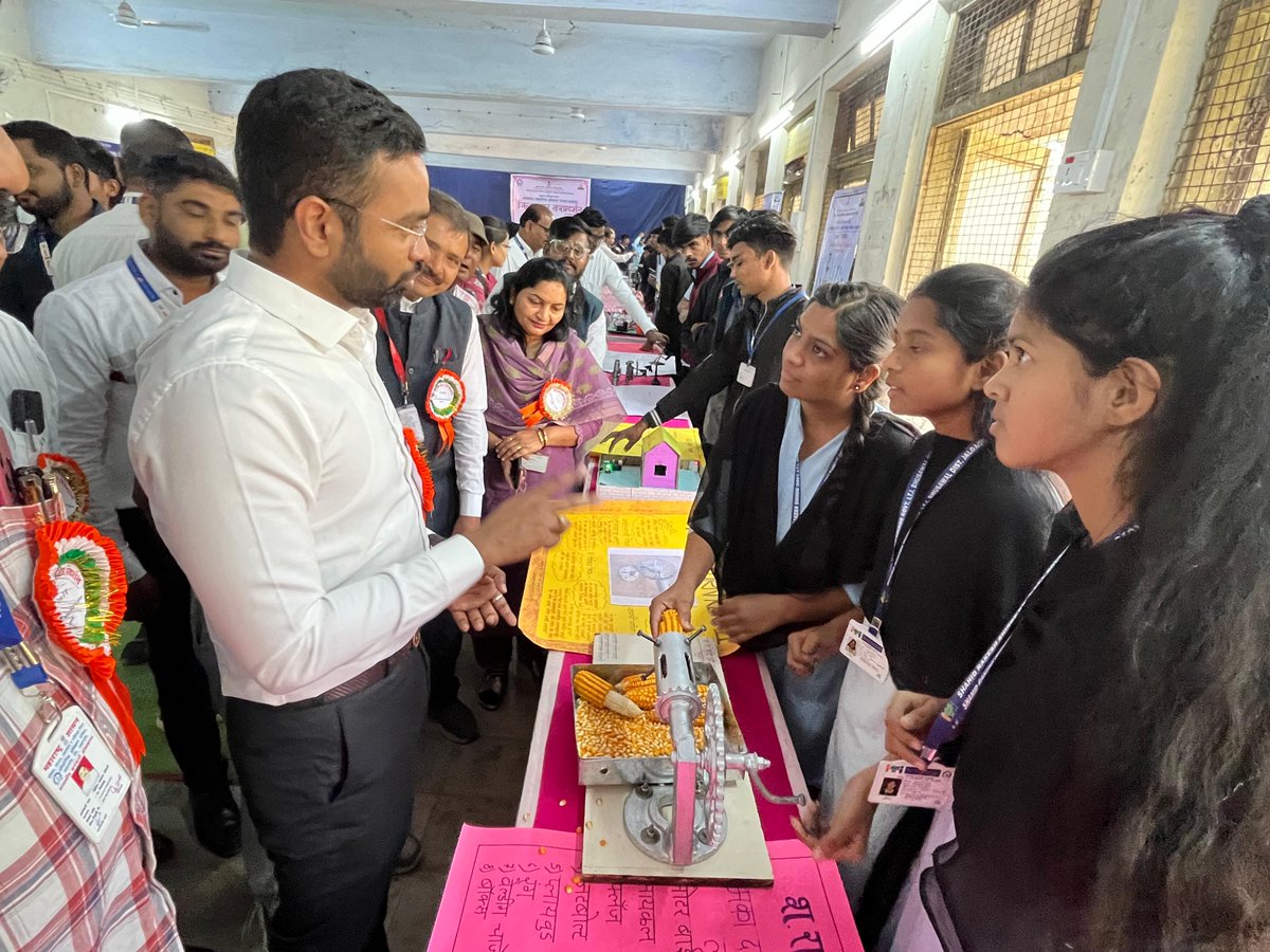 दि. 22 जानेवारी, 2026
कवयित्री बहिणाबाई चौधरी शासकीय औद्योगिक प्रशिक्षण संस्था, जळगाव येथे जिल्हास्तरीय तंत्र प्रदर्शनाचे नियोजनबद्ध आयोजन करण्यात आले. या प्रदर्शनामध्ये प्रशिक्षणार्थ्यांनी विकसित केलेले तांत्रिक प्रकल्प, नवोन्मेषी मॉडेल्स व कौशल्याधारित सादरीकरणे प्रदर्शित केली.