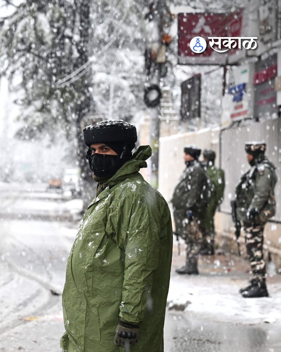 SakalMediaNews's tweet photo. जम्मू विभागातील उंच पर्वतीय भागांमध्ये शुक्रवारी (ता.23 )मध्यम ते जोरदार बर्फवृष्टी झाली. त्यामुळे जम्मू–श्रीनगर राष्ट्रीय महामार्गासह अनेक महत्त्वाचे रस्ते वाहतुकीसाठी बंद करण्यात आले.
#JammuSnowfall #JammuAndKashmir #WinterWonderland #Snowfall #JammuSrinagarHighway https://t.co/93xdCQL6g7