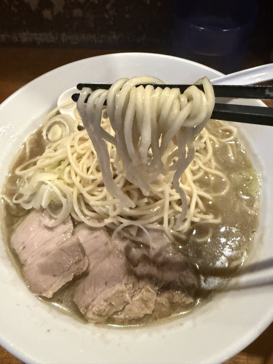 engunkansya's tweet photo. やっぱ赤羽来たらここだよなあ！
自家製麺 伊藤さんの肉そば大盛り。煮干しで不透明なスープにパツパツ麺が最高(*｀ω´)b https://t.co/o2GDxVLMR5
