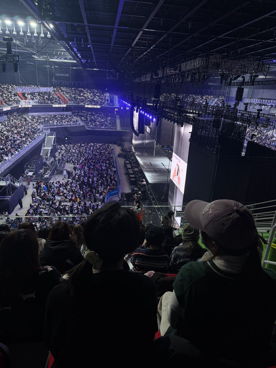 jandue_k's tweet image. น้องโซน 309 ที่นั่งแถวสุดท้ายเอาดีมองเห็นชัดนะ จากกล้อง 1x และ ซูม 4xบนเวที

CxM in incheon Day-1 เริ่ม