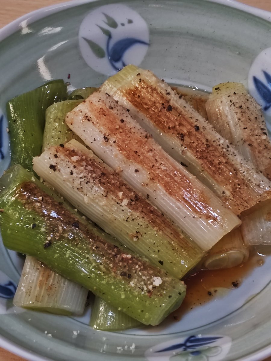 cosamesann's tweet photo. 本日のメニュー
~クワマの卵のキッシュ~
~リーキのグリル~

※クワマの卵は手にはいらなかったので鶏の卵で、リーキも代用の長ネギとなっております。

(そこ、ただのネギの塩焼きやんて言わない)
#skyrim https://t.co/cdtFIrCm2D