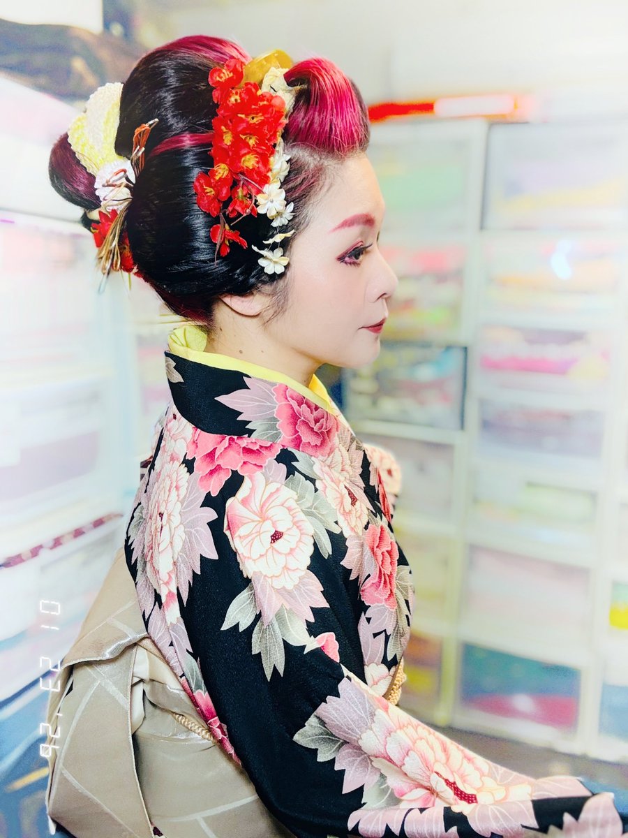 sing_draw_chie's tweet image. 金曜日荒木町。いつも家族の夜ご飯を作ってから支度部屋に行くのですが、圧力鍋の蒸気でちょっと左手の甲を火傷してしまいました。。痛みは引きましたが三味線が思うように弾けないも、、🥺ひーん
#荒木町 #荒木ちえ #金曜日 #火傷 #涙