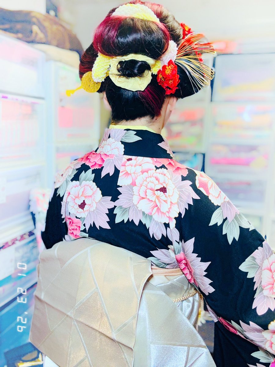 sing_draw_chie's tweet image. 金曜日荒木町。いつも家族の夜ご飯を作ってから支度部屋に行くのですが、圧力鍋の蒸気でちょっと左手の甲を火傷してしまいました。。痛みは引きましたが三味線が思うように弾けないも、、🥺ひーん
#荒木町 #荒木ちえ #金曜日 #火傷 #涙