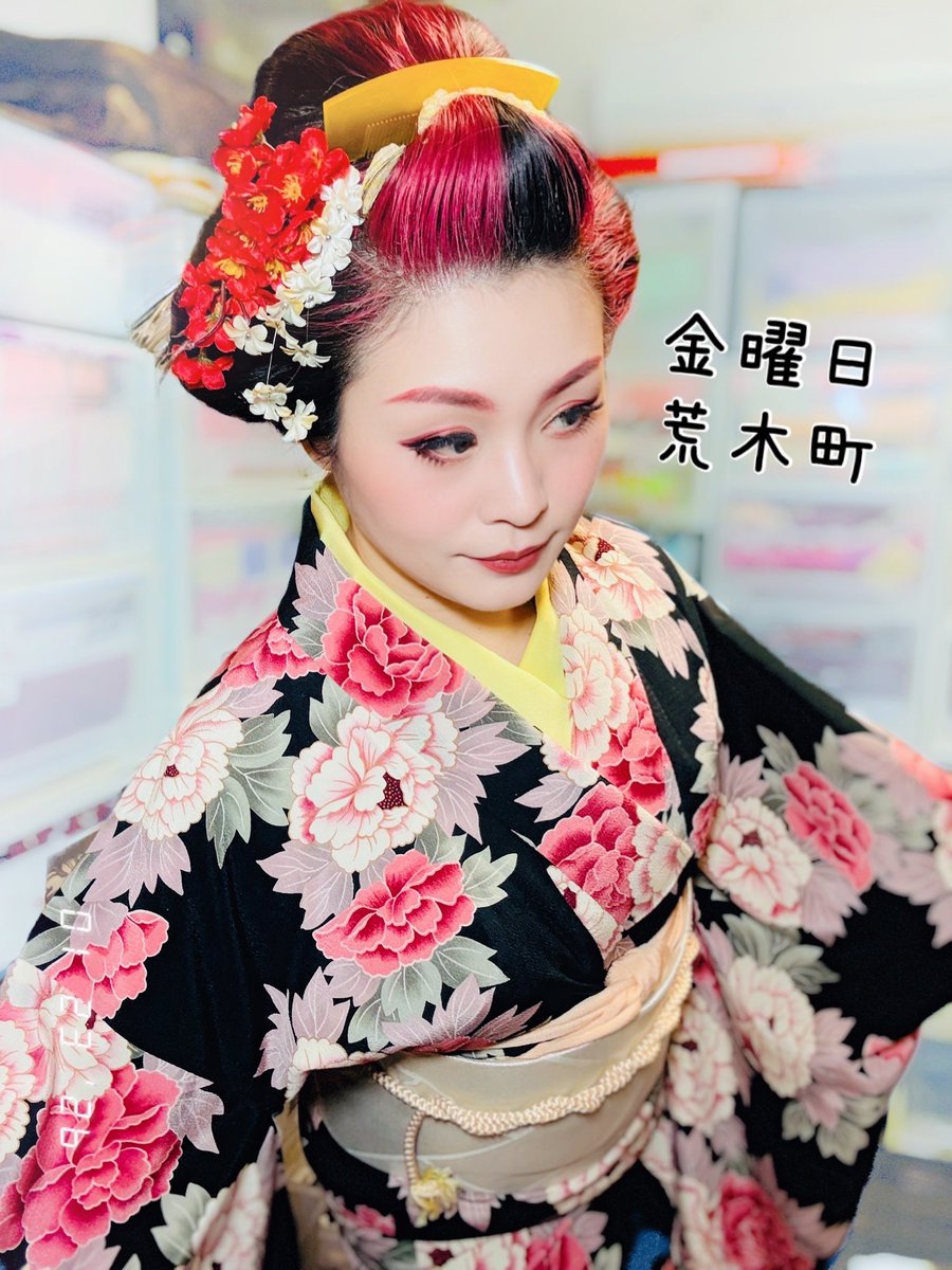 sing_draw_chie's tweet image. 金曜日荒木町。いつも家族の夜ご飯を作ってから支度部屋に行くのですが、圧力鍋の蒸気でちょっと左手の甲を火傷してしまいました。。痛みは引きましたが三味線が思うように弾けないも、、🥺ひーん
#荒木町 #荒木ちえ #金曜日 #火傷 #涙