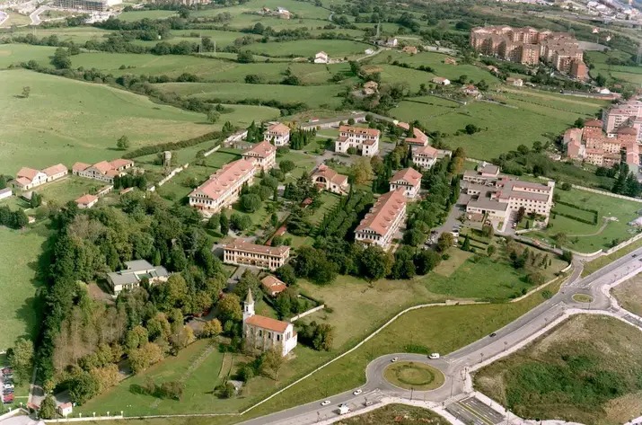 fagotadovd's tweet photo. El antiguo Psiquiátrico de La Cadellada, en Oviedo, en los años noventa, y el actual Hospital Universitario Central de Asturias, inaugurado en 2014, que conserva dos edificios del antiguo recinto. https://t.co/CDgelWLXxr