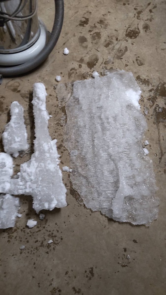 昨日よりはるかに馬鹿でかいつららと
なんか盾ですかってくらいでかい氷。
雪かき中の収穫はたのしい