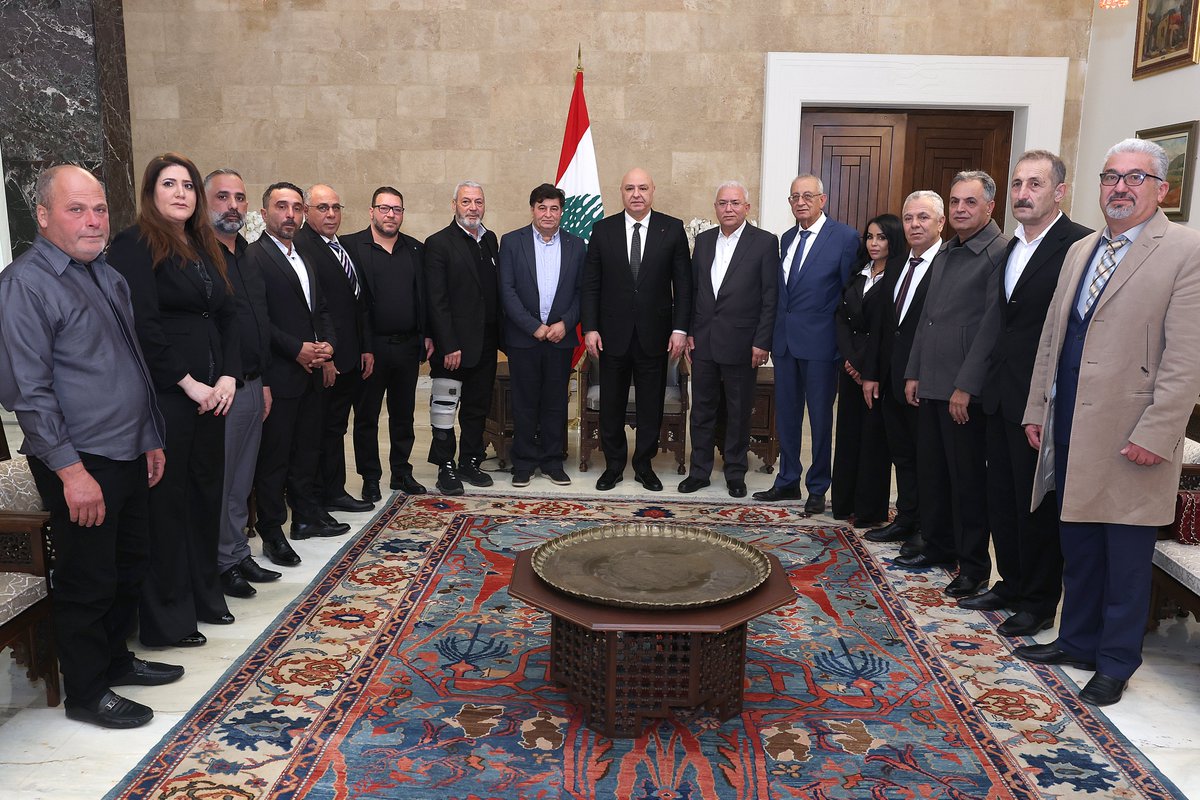 الرئيس جوزاف عون أمام وفد من تجمّع أبناء البلدات الجنوبية الحدودية:

- إنّ اتصالاتنا الدولية تُطالب باستمرار بوقف الاعتداءات الإسرائيلية، ولا يمكن أن يسلَم لبنان من دون سلامة جنوبه.

- سأعمل، بالتنسيق مع قيادة الجيش اللبناني، على تعزيز انتشاره في القرى الحدودية.

- إنّ مطلبنا