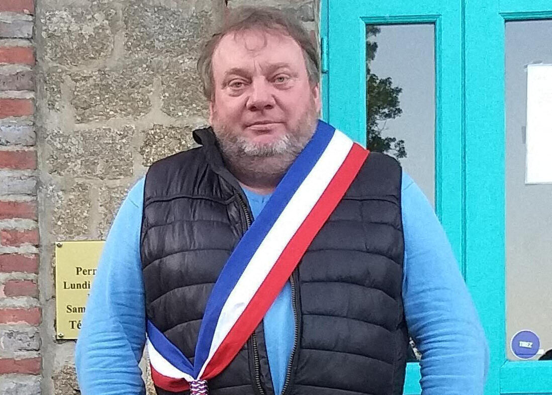 Brevesdepresse's tweet image. ⚡️🇫🇷FLASH -« On veut que je me représente ! » : Edgar #Moulin, maire de Saint-Ellier-les-Bois, mis en examen pour viol, recours à la prostitution de mineurs et détention d’images pédopornographiques, vient d’annoncer qu’il brigue un nouveau mandat aux municipales. (médias locaux)