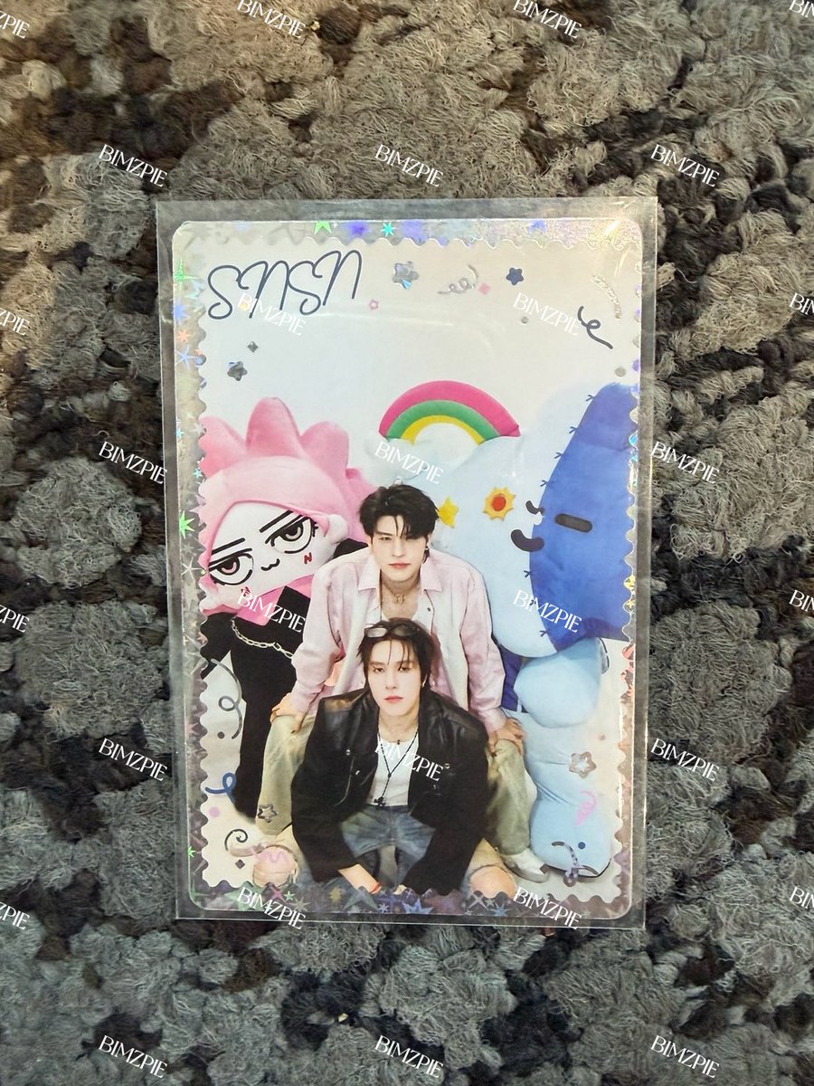 bimzpie's tweet image. ในที่สุดดด จั๊นก็ได้การ์ดซีเคร็ทสกายนานิสไมล์นีออนน่ามาครองแล้ว ฮือๆๆๆๆๆ ครอบครัวหลานแฝดที่รักที่สุดมาอยู่ในมือจั๊นแล้ว ㅜㅜㅜㅜㅜ ละหลังการ์ดเป็นเฮียน่ากับตี๋เล็กโผล่ยิ้มแฉ่งออกมาจากกล่องของขวัญอะ น่ารักใจจะขาดดด 😭😭😭😭😭💓💘💞💕

#SkyNani #สกายนานิ 
#สนามอ่านเล่น2026xGMMTV