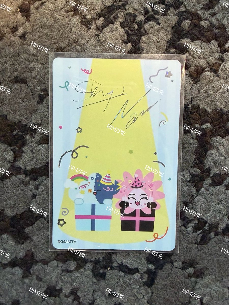 bimzpie's tweet image. ในที่สุดดด จั๊นก็ได้การ์ดซีเคร็ทสกายนานิสไมล์นีออนน่ามาครองแล้ว ฮือๆๆๆๆๆ ครอบครัวหลานแฝดที่รักที่สุดมาอยู่ในมือจั๊นแล้ว ㅜㅜㅜㅜㅜ ละหลังการ์ดเป็นเฮียน่ากับตี๋เล็กโผล่ยิ้มแฉ่งออกมาจากกล่องของขวัญอะ น่ารักใจจะขาดดด 😭😭😭😭😭💓💘💞💕

#SkyNani #สกายนานิ 
#สนามอ่านเล่น2026xGMMTV