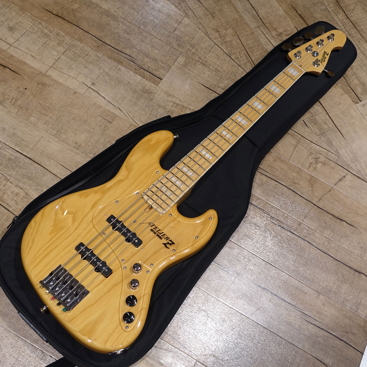 キズや打痕などありますが、演奏上のコンディションは良好です