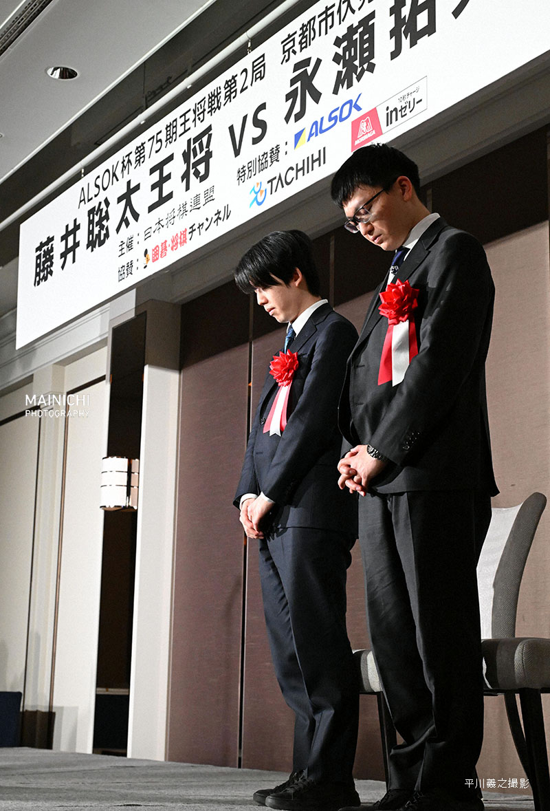 第75期王将戦七番勝負第2局を前に開かれた前夜祭の冒頭、藤井聡太王将と永瀬拓矢九段が、亡くなった加藤一二三さんをしのび黙とうしました。

写真特集→mainichi.jp/graphs/2026012…