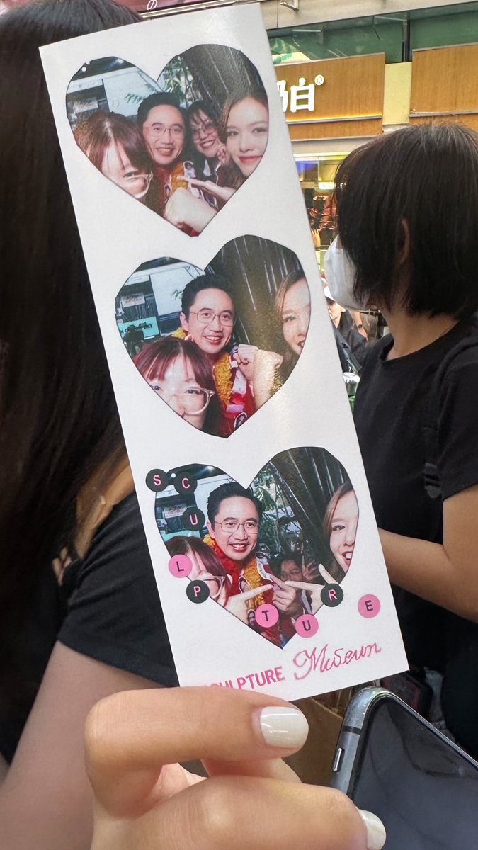 svndw81's tweet image. อาจารเชนมาเดินสยามก่อนขึ้นเวทีปราศรัย ละมีน้องชวนถ่ายรูปตู้สติ้กเกอร์