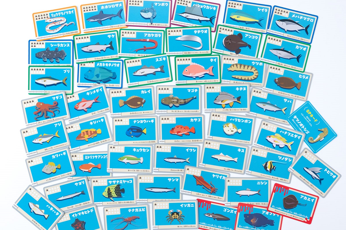 釣った魚の長さを競うカードゲーム「サカナガサ」重版になりました🎉🎉運の要素もあるので、子どもと大人で遊んでもいい勝負になって楽しめます。50匹の魚のカードをみているだけでも魚図鑑のような楽しさがあります🐟ぜひ、遊んでみてください！<a href="/ISEGON01/">いせごん | ボードゲームクリエイター</a> <a href="/SAHANZI12/">サハンジデザイン</a> 
gentosha-edu.co.jp/book/b658031.h…