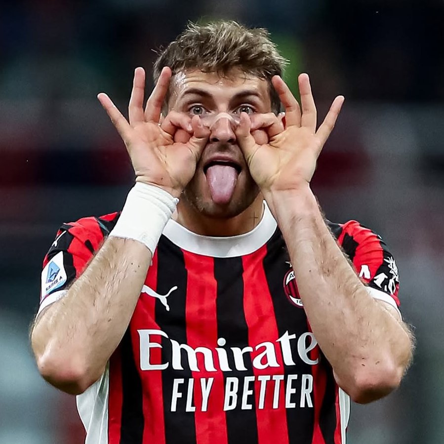 MadridXtra's tweet image. 🗣️ Santiago Gimenez: "A funny story? One day Modric came to my house, knocked on the door and asked to borrow my massage table.

His physiotherapist came with him too he knew I had one. I was with my family at the time, and everyone wanted a photo with him (laughs). 

He chatted…