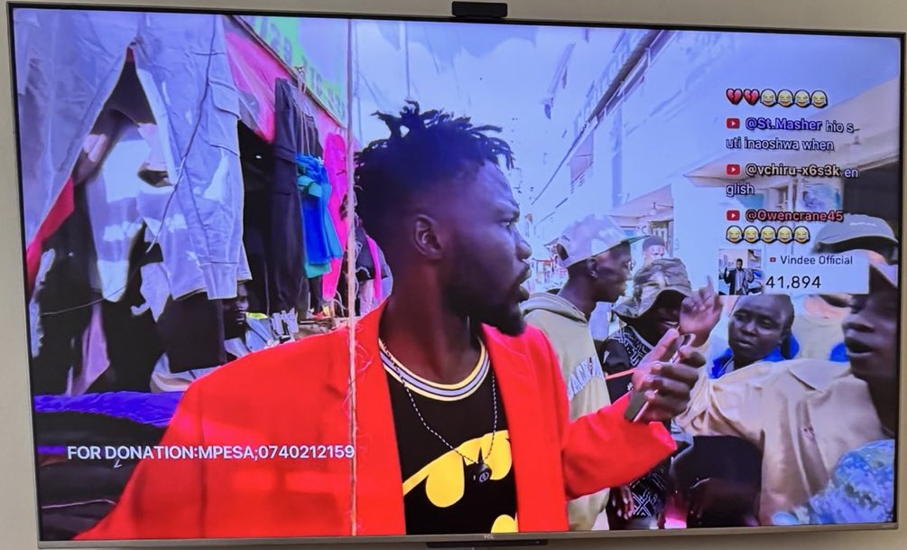 Vindee is carrying a second phone ya kusoma comments but a whole 3 hrs stream iko na only 3 comments but he keeps saying “Hey chat hey chat”😂