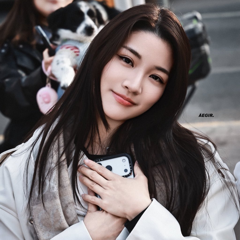 PremPat__'s tweet image. GinJay using their new iPhone 17 Pro Max, gifted by fans.🤍🧡 ✨

#GinJay #ginnynatnicha #aangelinaass #จินเจ