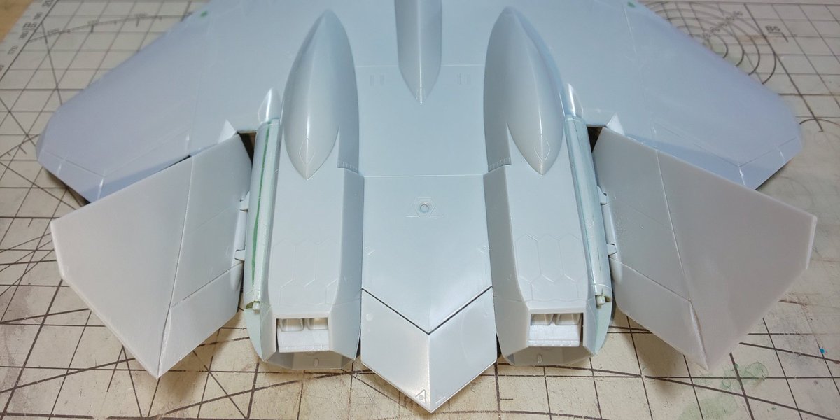 rianPSO2's tweet image. パテ削り終りだっぴ～(。-ω-)ノ
垂直尾翼も処理が終ったので次はキャノピーのマスキングだっぴ🐸
マスキングが終れば機体に接着だっぴ🐤
メイン塗装まであと少しだっぴ～