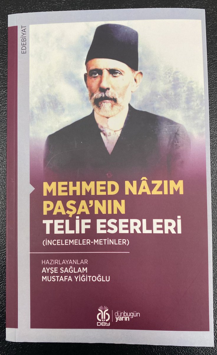KİTAP ÖNERİSİ:
Nâzım Hikmet’in büyükbabası,  Osmanlı Devleti'nin son dönemlerinde yaşamış ve birçok eser kaleme almış çok yönlü bir devlet adamı olan Mehmed Nâzım Paşa'nın hayatından ve eserlerinden yola çıkılarak düşünce dünyası ve edebî kişiliği aydınlatılmaya çalışılıyor.