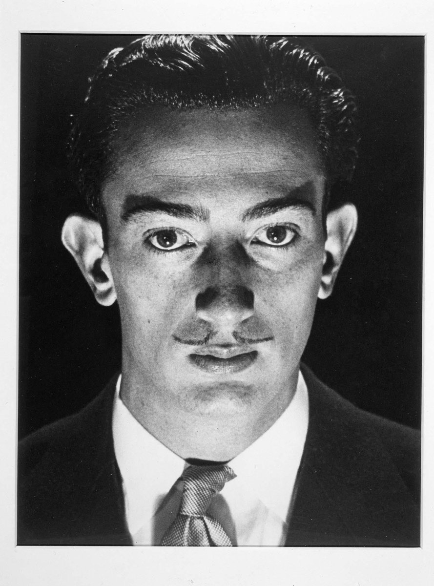 museoreinasofia's tweet photo. 📅 Un día como hoy, 23 de enero de 1989, fallecía Salvador Dalí.

Para recordarlo, os proponemos un viaje cronológico a través de cinco obras clave de nuestra Colección que ilustran su evolución artística: desde sus primeras indagaciones estilísticas hasta la complejidad de su método paranoico-crítico 🧵👇