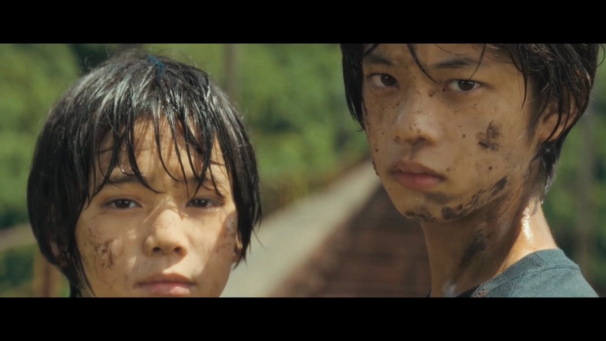 어른인 우리는 스스로가 괴물일지도 모른다는 사실을 완전히 모릅니다. 그 사실을 비춰줄 수 있는 것은 아이들뿐입니다. 그래서 1장과 2장에서 우리는 '괴물'을 찾으려 하지만 결국 발견하지 못하고, 3장에 이르러서야 아이들의 빛 덕분에 괴물은 바로 우리 자신이었다는 사실이 드러나는 것입니다.