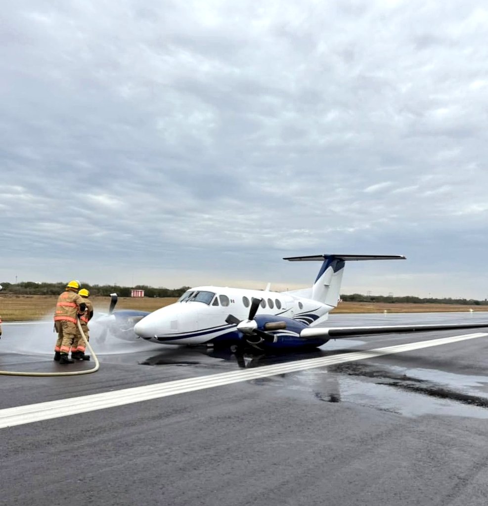 ivancp25's tweet photo. #AccidenteAéreo de #Beechcraft #BE200 Súper #KingAir (XC-LQV), de la Fiscalia General de la República. Fallo de tren de aterrizaje en la toma en Aeropuerto Internacional General Lucio Blanco de #Reynosa ((REX/MMRX) #México 🇲🇽. La crew aterrizó con la panza. Sin heridos. 21-01-26 https://t.co/x0KyiIpZ0P