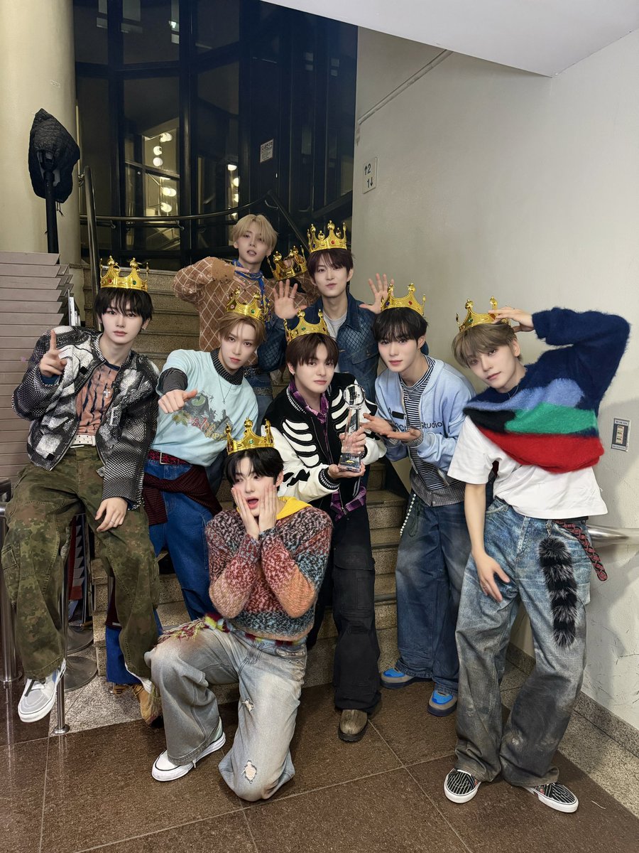 ALD1_official's tweet image. 2026.01.23. KBS2 뮤직뱅크

1위를 선물해 준 ALLYZ 감사합니다🏆❤️

#ALPHADRIVEONE #ALD1  
#알파드라이브원 
#EUPHORIA #ALPHADRIVEONE_EUPHORIA 
#FREAK_ALARM