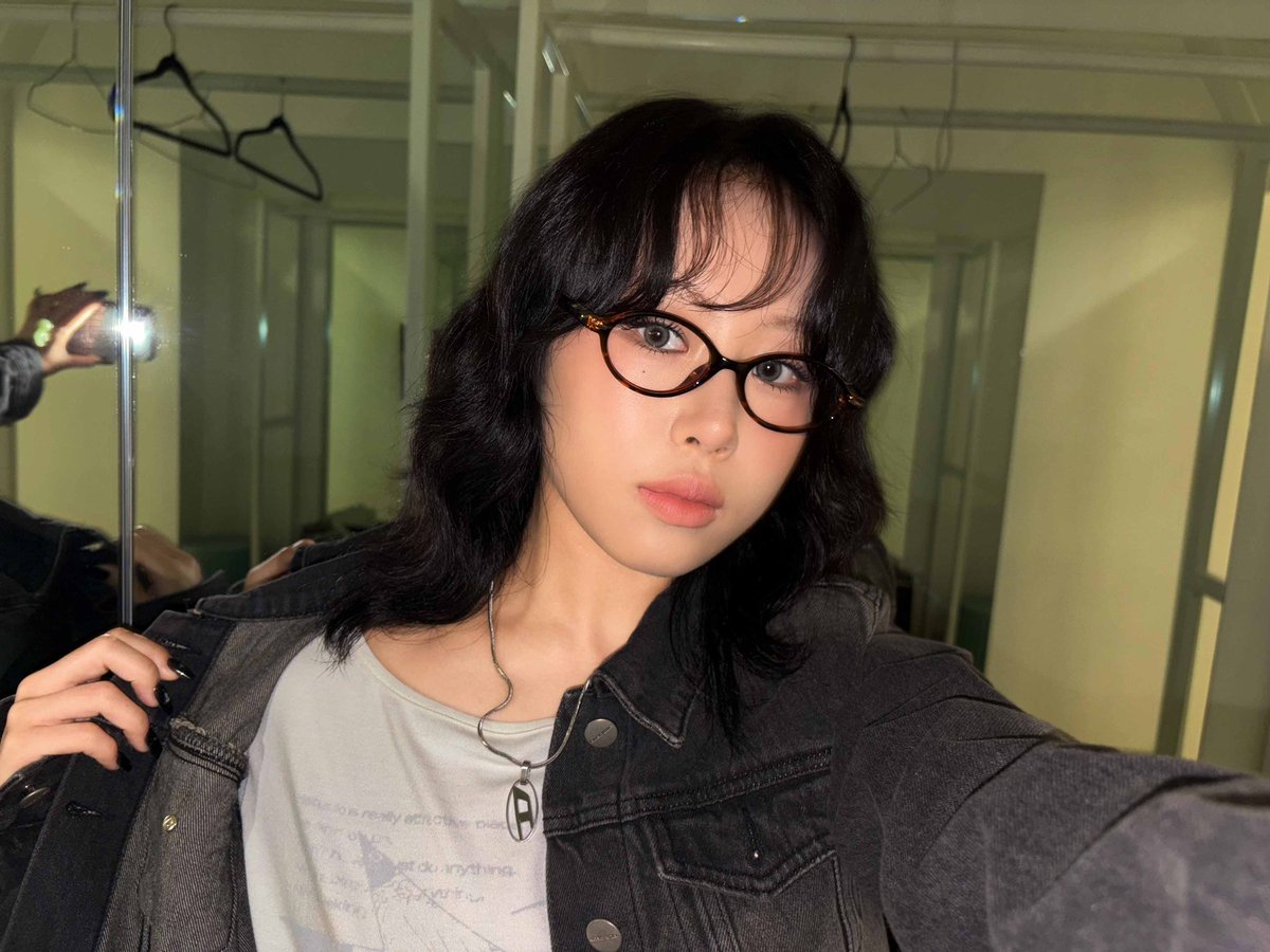 BADVILLAIN_twt's tweet image. Ina w specs, once again!!👓 

#이나 #INA
#배드빌런 #BADVILLAIN