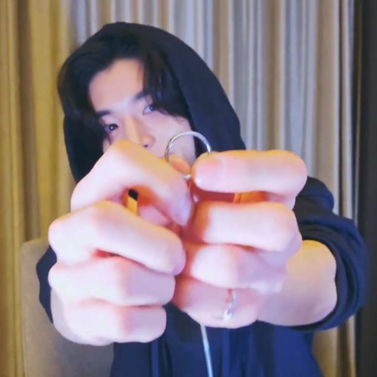 jayjonggalaxy's tweet image. aku buatkan list acara atau video yang bisa ditonton engene ya, kita harus kuat juga streamingnya guys! aku gak kotak kotakkan acara ini buat point mushow apa acara itu buat point mushow apa yaa 

pokoknya tonton aja semuanya 👇🏻 

MUSIC VIDEO (KNIFE) 
🔗 youtu.be/R6e4tBWxIxE?si……