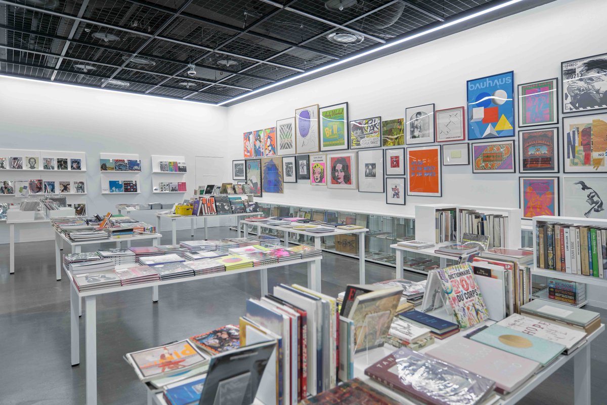 DieselART's tweet image. 本日よりスタート!
新たな“本との出会い”の場
DIESEL ART GALLERY BOOK MARKET
diesel.co.jp/ja/art-gallery…