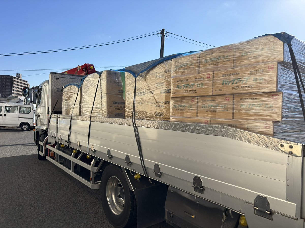 たまには手下ろし作業があります。何箱かづつ台車に積んで建物の中に納品します。寒い中、汗だくで作業しました。