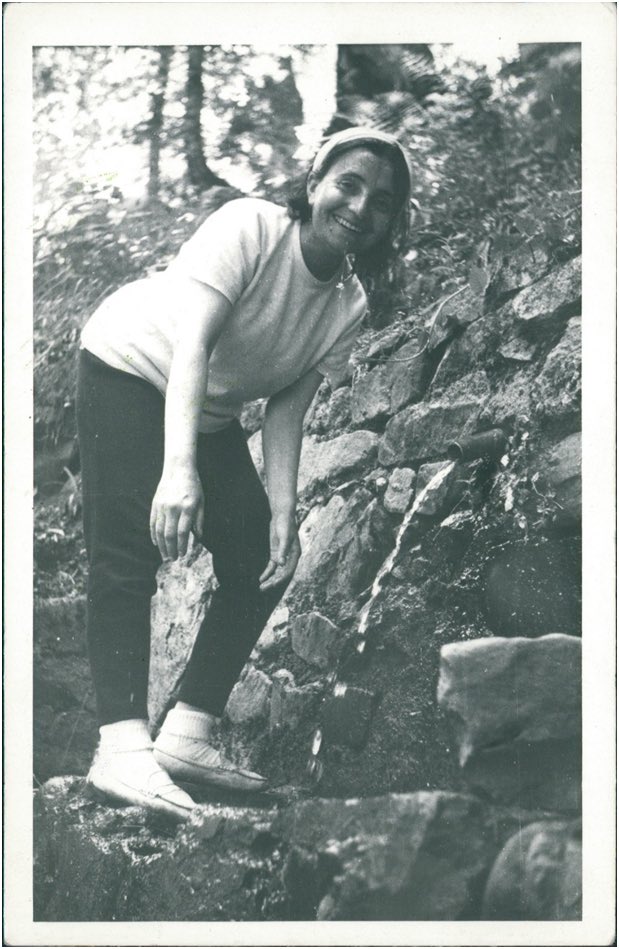 Gülten Akın doğmuş iyi ki; ilkgençliğimden bugüne, naçar kaldığım her anda benimle.

“Ellerim yüreğim dolu gelmişim
Şuracıkta dünyanın öbür ucunda
Rüzgarı senin değirmenine çevirebilirim” 🌾

Sevgili Asuman Susam’ın Kadın Vardiyası için paylaştığı bir fotoğraf: Gevaş, 1964