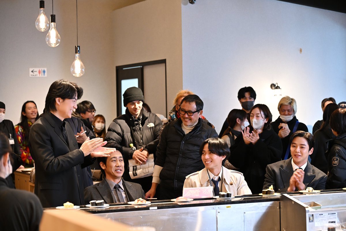 ||◤  #ラストマン オフショット📸 ◥||

1月のラストマンデーから
オフショットも解禁✨

まずは回転寿司店での1コマ📸

皆実はこのシーンでユンを「ユッティー」と名付けますが、
先日のティーチインでは皆実が「護道さん」と「シンディー」を
どう使い分けているか？と質問が！