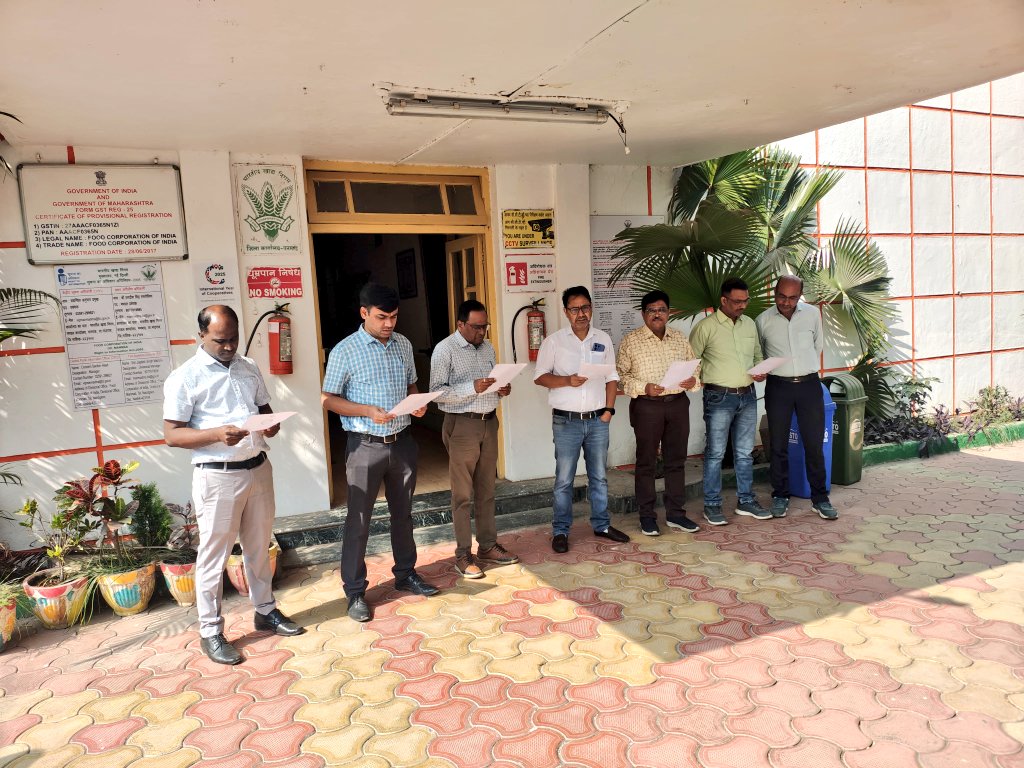 FCIManmad's tweet photo. आज भारतीय खाद्य निगम, मंडल कार्यालय मनमाड में राष्ट्रीय मतदाता दिवस के अवसर पर श्री जगदीशसिंह मरतोलिया, मंडल प्रबंधक के नेतृत्व में कार्यक्रम का आयोजन किया गया। सभी अधिकारियों एवं कर्मचारियों ने एक साथ मतदाता शपथ ली। 

#NationalVotersDay #NVD2026 #मतदाता_दिवस https://t.co/6LE5sEXcvA