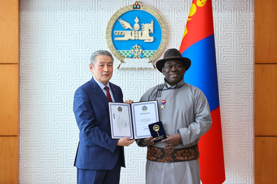 НҮБ-ын Хүүхдийн сангийн Суурин төлөөлөгчийг “Найрамдал” медалиар шагналаа 

Монгол Улсын Ерөнхийлөгч У.Хүрэлсүхийн зарлигаар НҮБ-ын Хүүхдийн сангийн Суурин төлөөлөгч Эваристе Коуасси-Комланыг “Найрамдал” медалиар шагнасныг Ерөнхийлөгчийн Ахлах зөвлөх Н.Хүрэлбаатар гардуулав.