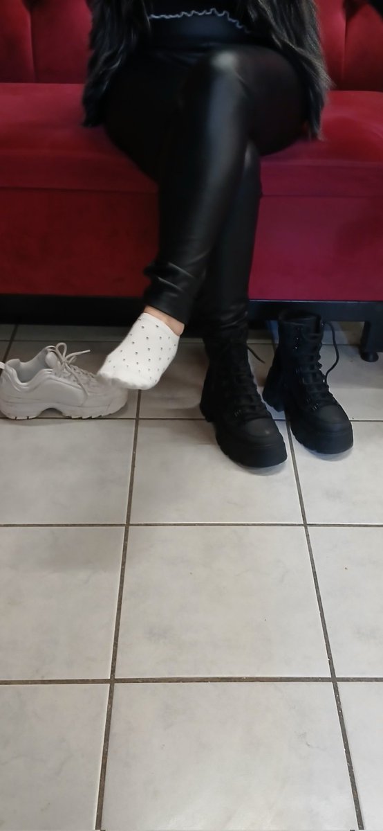 Selam 
Deri pantolunun altina botmu giyinsem veya spor ayakabimi ?