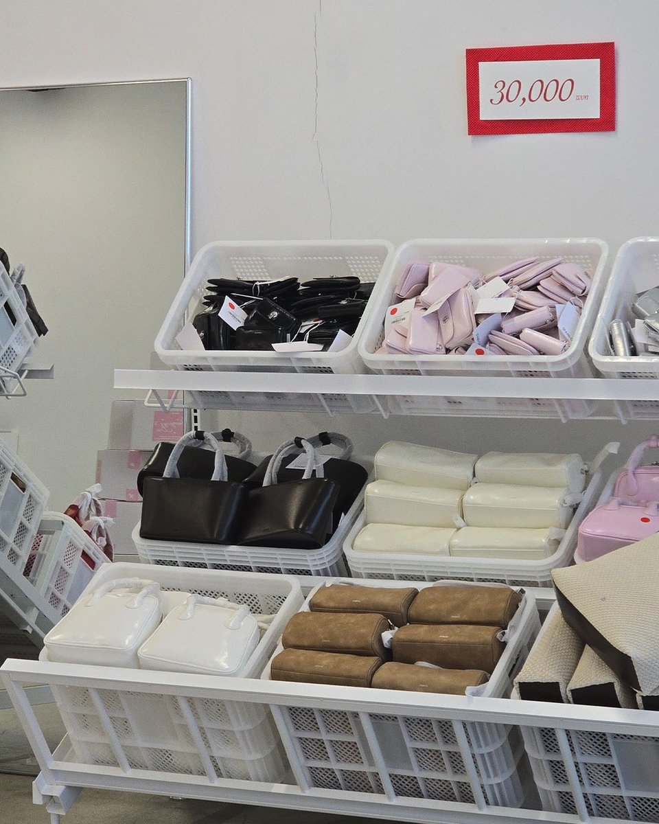 dzuffii's tweet image. 스탠드오일 샘플 세일 한다길래 성수 다녀왔어요
심지어 저 가방들 다 3-5만원대,,
사람들 많긴한데 재고 계속 채워주고 종류도 많아서 다녀와보시는 것도 좋을듯!